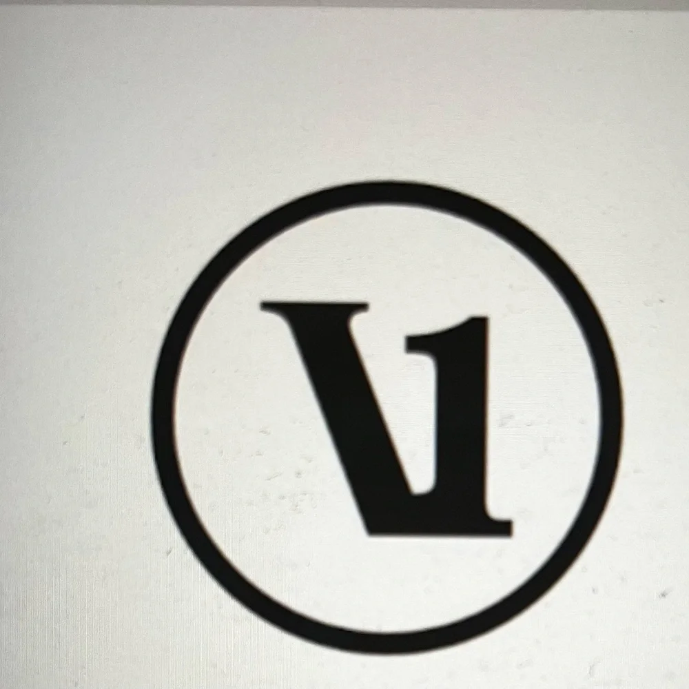 Vuori unlisted show items - listen for show details sold as is - Picture 1 of 1